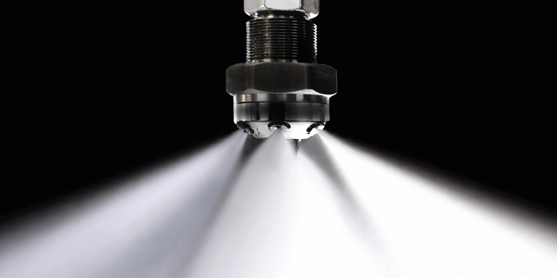 Sistema ad acqua nebulizzata: ugello Water Mist ad alta pressione eroga micro-gocce durante lo spegnimento